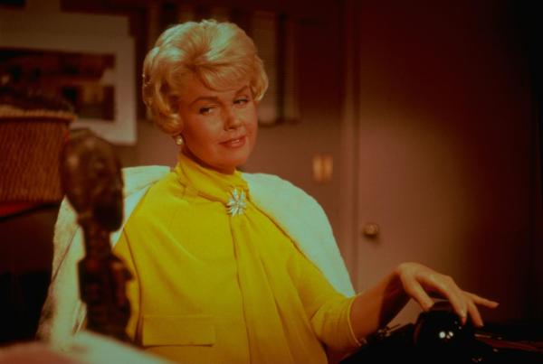 Bild 1 von 5: Innenarchitektin Jan (Doris Day, Foto) und Schlagerkomponist Brad teilen sich einen Telefonanschluss, obwohl sie nicht zusammen wohnen. Als ob das nicht schlimm genug wäre, blockiert Brad ständig die Leitung, weil er stundenlang mit den verschiedensten Damen telefoniert ...