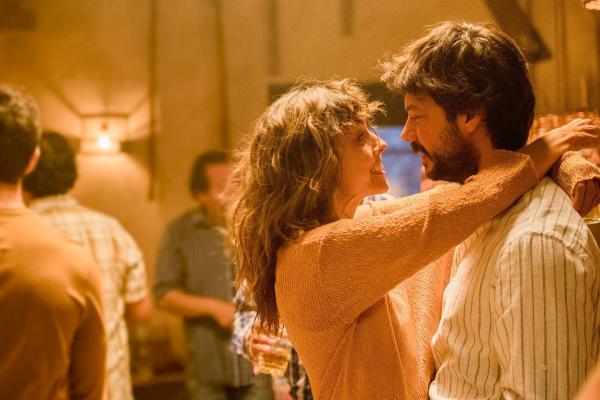 Bild 1 von 23: Im Bild: Verónica (Irene Accos) mit ihrer großen Liebe Oscar (Álvaro Morte).