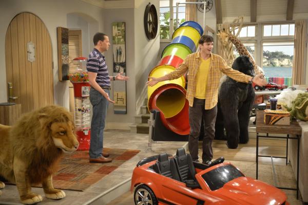 Bild 1 von 14: Als sie einen Pflegejungen übers Wochenende bekommen, legen sich Walden (Ashton Kutcher, r.) und Alan (Jon Cryer, l.) ins Zeug, um dem Jungen zu gefallen ...