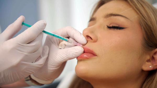 Bild 1 von 2: Für die perfekten Lippen nimmt Reality-TV Star Melody schmerzhaftes Spritzen in Kauf.