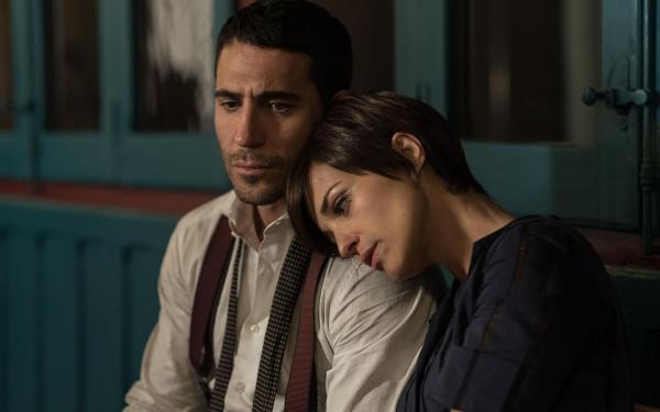 Bild 1 von 6: Alberto Márquez (Miguel Ãngel Silvestre, l.); Ana Rivera (Paula Echevarría, r.)