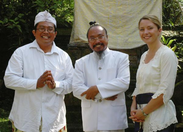 Bild 1 von 1: Moderatorin Wasiliki Goutziomitros mit traditionell gekleideten Balinesen