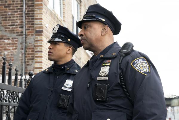 Bild 1 von 12: Officer Andre Bentley (Lavel Schley, l.); Officer Marvin Sandeford (Ruben Santiago-Hudson, r.)