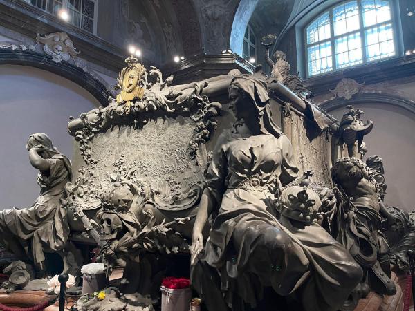 Bild 1 von 9: Im Bild: Der barocke Prunksarg von Kaiser Franz I. und Maria Theresia in der Kapuzinergruft.