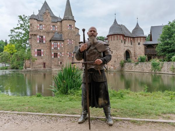 Bild 1 von 5: Einmal im Jahr ist Pierre ein 'echter' Ritter auf den Festspielen auf der Burg Satzvey bei Mechernich.