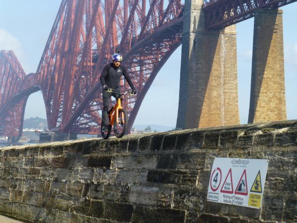 Bild 1 von 1: Die Molen unterhalb der Forth Bridge sind ideales Trainingsterrain für YouTube-Star Danny MacAskill