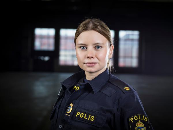 Bild 1 von 3: Als Polizeianwärterin ist Sara (Amanda Jansson) neu in ihrer Einheit. Nichtsdestotrotz wird sie Hals über Kopf in den harten Alltag einer Polizistin geworfen und sieht sich ständig mit neuen Herausforderungen konfrontiert.