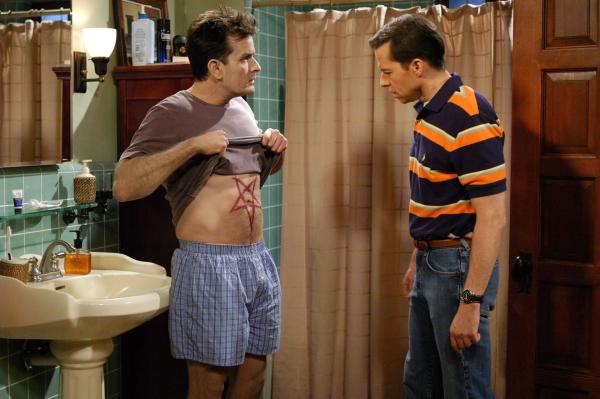 Bild 1 von 18: Bekommen es mit der Angst zu tun: Charlie (Charlie Sheen, l.) und Alan (Jon Cryer, r.) ...