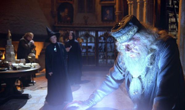 Bild 1 von 16: Professor Dumbledore (Michael Gambon, vorne) staunt nicht schlecht, als der Feuerkelch Harrys Namen als Anwärter für das bevorstehende Turnier ausspuckt. Denn der ist eigentlich viel zu jung ...