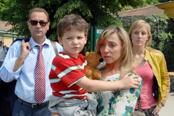 Bild 1 von 15: Im Bild: Oberst Dirnberger (Dietrich Siegl) und Penny Lanz (Lilian Klebow, re.) bringen Lisa Burgstaller (Kathrin Beck) und ihren Sohn Luka (Fabian Böhm) in Sicherheit.