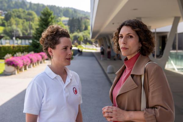 Bild 1 von 15: Im Gespräch mit Karin Schuster (Eva-Maria Reichert, r.) versucht Elli Kempfer (Klara Deutschmann, l.) Vertrauen zu schaffen und eine schwierige Entscheidung anzustoßen.