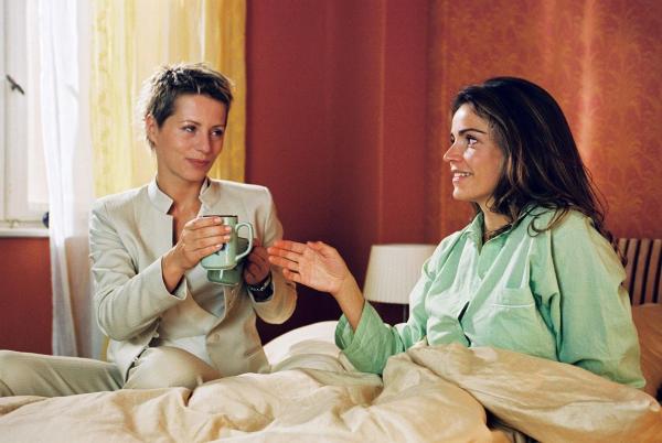 Bild 1 von 15: Während Felix hinter Gittern sitzt, trinkt Sandra (Rebecca Immanuel, r.) mit Patricia (Barbara Demmer, l.) ihren Morgenkaffee. Ihre Gedanken sind jedoch ganz bei ihrem Kanzleipartner.