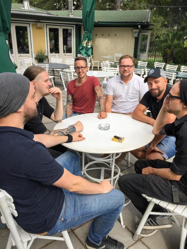 Bild 1 von 9: Im Bild: Dreharbeiten mit Seiler und Speer. (v.l.n.r.): Daniel Fellner, Bandmitglied Seiler & Speer, Bernhard Speer, Thomas Stipsits, Christoph Seiler, Bandmitglied Seiler & Speer.