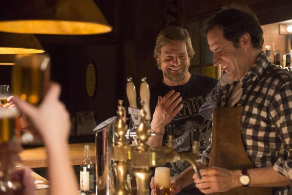 Bild 1 von 32: Da Uschi in U-Haft ist, droht die Kneipenschließung. Es gibt nur eine Chance, sie vor dem Ruin zu retten: Mick (Henning Baum, l.), Ferchert (Helmfried von Lüttichau, r.) und die anderen müssen selber ran und den Betrieb aufrechterhalten ...