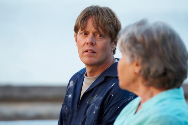 Bild 1 von 3: Humphrey Goodman (Kris Marshall) gesteht Anne Lloyd (Barbara Flynn), dass er Angst vor dem Gespräch mit der Sozialarbeiterin hat.
