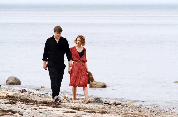 Bild 1 von 6: Leon (Thomas Schubert) lässt sich auf einen Spaziergang mit Nadja (Paula Beer) ein.