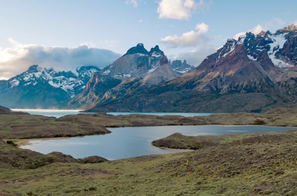 Bild 1 von 6: Die Paine-Gebirgskette ist ein spektakuläres Bergmassiv im Nationalpark Torres del Paine in Patagonien, Chile, bekannt für seine dramatischen Landschaften und einzigartigen geologischen Formationen.