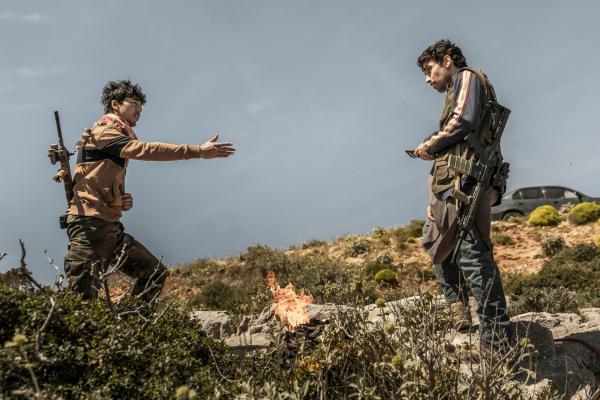 Bild 1 von 12: Die Taliban überrollen die afghanische Armee, Kabul fällt: Fazal (Shervin Alenabi, r.) und Suliman (Eraj Kohi, l.) bereiten sich vor, in den Widerstand zu gehen.  Beide wissen, dass die kommenden Stunden über Leben und Tod entscheiden.