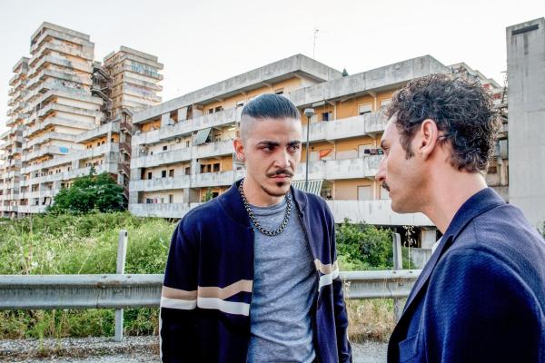 Bild 1 von 23: Im Bild: Nicola (Riccardo Ciccarelli, li.), Patrizias Vertrauter, und Mickey Levante (Luciano Giugliano).