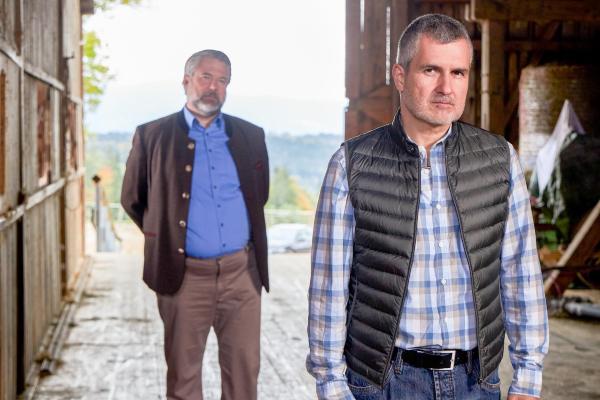 Bild 1 von 4: Im Bild: Kommissar Stadler (Dieter Fischer, l.) konfrontiert Jakob Ischl (Matthias Christian Rehrl, r.) mit der Tatsache, dass dessen Frau eine Affäre mit dem ermordeten Jungbauern hatte. Ob Ischl davon wusste?