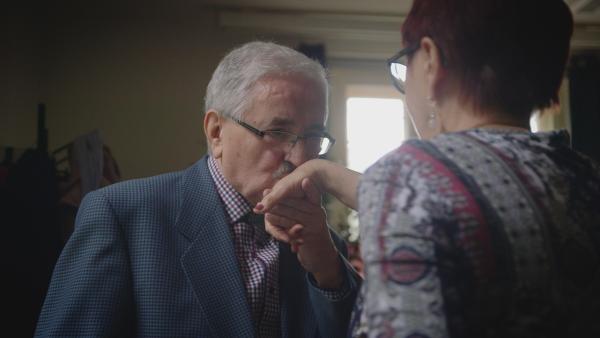 Bild 1 von 5: Der Handkuss.