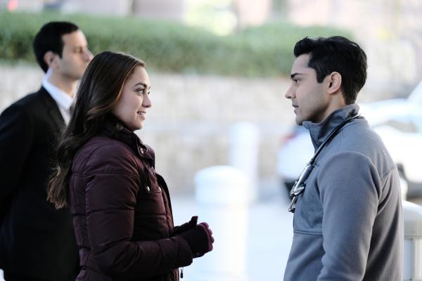 Bild 1 von 22: Nadine Suheimat (Shazi Raja, l.); Dr. Devon Pravesh (Manish Dayal, r.)