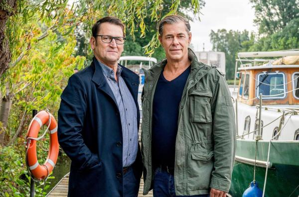 Bild 1 von 14: Im Bild (v.li.): Ingo Naujoks (Lars Englen), Sven Martinek (Finn Kiesewetter).