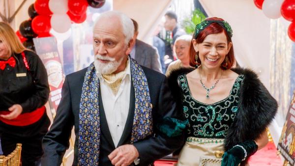 Bild 1 von 35: Im Bild: John Rubinstein (Baron Axel von Reichler), Carrie Preston (Polly).