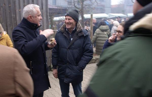 Bild 1 von 11: Auf dem hofeigenen Weihnachtsmarkt von Haselnuss-Bauer Fritz Stiegler (rechts) schaut auch Sternekoch Alexander Herrmann (links) gerne vorbei.