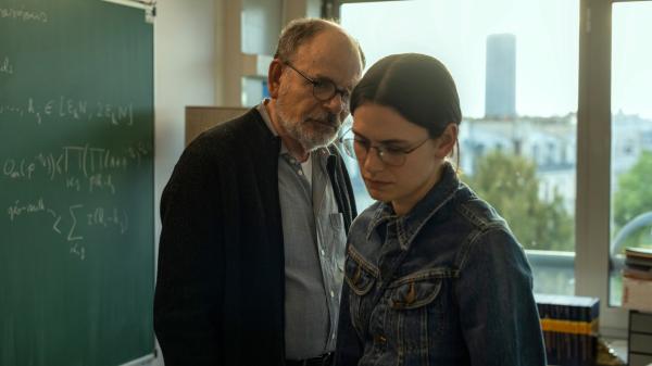 Bild 1 von 4: Nachdem die Entdeckung eines Fehlers die ganze bisherige Forschung von Marguerite (Ella Rumpf, r.) in Frage stellt, wirft sie ihr Studium zum Unverständnis ihres wenig empathischen Doktorvater Werner (Jean-Pierre Darroussin, l.) hin.