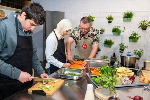 Bild 1 von 3: Sebastian Lege kocht gemeinsam mit einer Schülerin und einem Schüler der Katharina-Henoth-Gesamtschule in Köln eine gesunde Asia-Nudel-Variante.
© ZDF/Katja Inderka - Honorarfreie Verwendung gemäß AGB im redaktionellen Zusammenhang mit genannter Sendung bei Nennung \