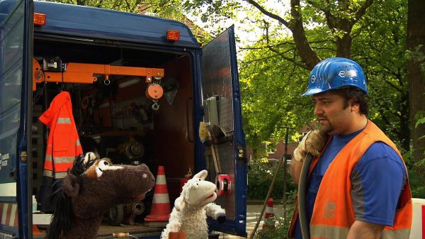 Bild 1 von 4: Pferd und Wolle müssen Günni sofort helfen und versuchen herauszufinden, warum bei ihm das Wasser weg ist.