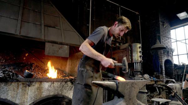 Bild 1 von 5: Im Bild: Johann Schmidberger bei der Schmiede.