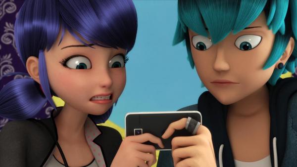 Bild 1 von 5: Heute ist ein trauriger Tag für Adrien: es ist der Todestag seiner Mutter. Zu diesem Anlass sind seine Tante Amelie und sein Cousin Felix angereist. Um ihm zu zeigen, dass sie an ihn denken, haben Adriens Freunde ein Video aufgenommen, in dem ihm alle nacheinander etwas Nettes sagen. Marinette lässt ihr Herz sprechen und sagt ihm endlich, was sie für ihn fühlt. Aber Felix hat sich Adriens Handy geschnappt und nutzt die verblüffende Ähnlichkeit zu seinem Cousin aus, um ein Antwortvideo aufzunehmen, das voller verletzender Nachrichten ist. Getroffen und tief enttäuscht werden Alya, Rose und Juleka zum Punisher Trio akumatisiert. Ausgestattet mit den Kräften von Lady Wifi, Princess Fragrance und Reflekta wollen sie sich an Adrien rächen, ahnungslos dass er nicht derjenige ist, der auf das Video geantwortet hat. Wird es Ladybug und Cat Noir gelingen, sie zu stoppen und die Verwechslung aufzuklären?