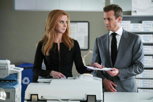Bild 1 von 2: Auch in der neu fusionierten Kanzlei setzen Harvey (Gabriel Macht) und Donna (Sarah Rafferty) ihre gute Zusammenarbeit fort. Tatsächlich entstehen nach diesen vielen Jahren der vertrauten Kooperation immer mehr Gefühle füreinander.