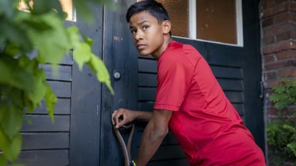 Bild 1 von 4: Jet (Sheldon) verriegelt ein Garagentor, damit der Verdächtige nicht entkommen kann.