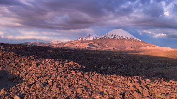 Bild 1 von 23: Im Bild: Sonnenaufgang über dem Parinacota - Vulkan an der Grenze zwischen Chile und Bolivien.