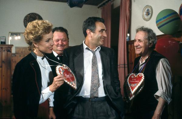 Bild 1 von 1: Vera Drombusch (Witta Pohl, l.) hat nachgegeben und ist mit Dr. Sanders (Michael Degen, M.), der ihr überraschenderweise nach Wien nachgereist ist, in ein Heurigenlokal gegangen. Ein Spiel mit dem Feuer beginnt.