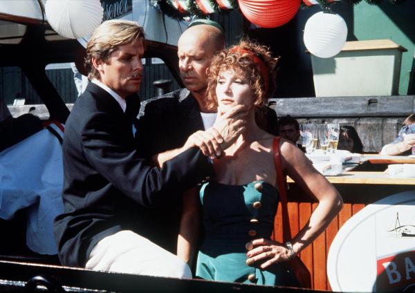 Bild 1 von 1: Im Bild: Kitty (Susanne Uhlen) findet nach ihrer Trennung von Thomas von Guldenburg Halt bei Achim Lauritzen (Wilfried Baasner). Bei einer PR-Veranstaltung kommt es zum Eklat zwischen Kitty und ihrem Bruder Jan (Sigmar Solbach).