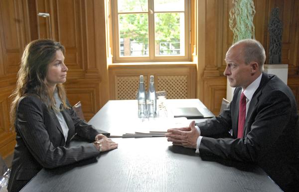 Bild 1 von 5: Obwohl der Minister (Claudius Freyer) Verständnis für Lena Weingarten (Alexandra Kamp) hat und auch nicht an ihrer Arbeit zweifelt, muss er sie zum Wohle des Ministeriums vor die Wahl stellen: Job oder Liebe.