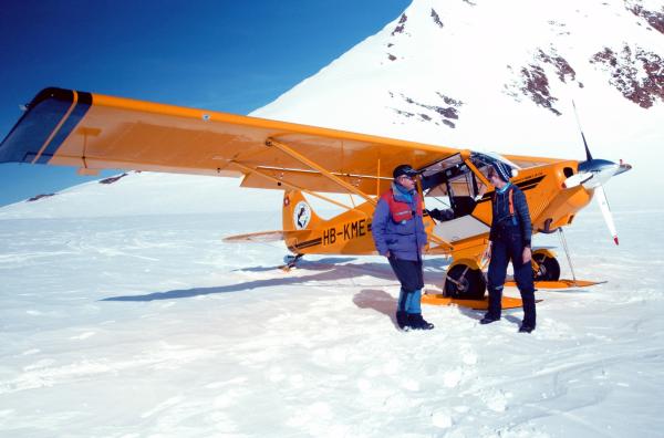 Bild 1 von 6: Ein Flugzeug direkt auf einem Gletscher zu landen, ist eine ganz besondere Herausforderung. Nur wenige Pilotinnen und Piloten haben das Können und die Lizenz dazu.