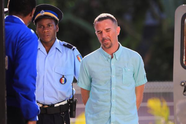 Bild 1 von 9: J.P. (Tobi Bakare, l.) bringt den Tatverdächtigen Jack (Charlie Creed-Miles, r.) ins Gefängnis. Beide können nicht ahnen, dass Jack hinter Gittern der Tod erwartet.