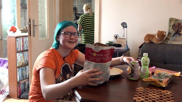 Bild 1 von 2: Svenja ist ein großer K-Pop-Fan. Um ihren Idolen näherzukommen, will die Schülerin nun südkoreanische Lebensmittel testen.