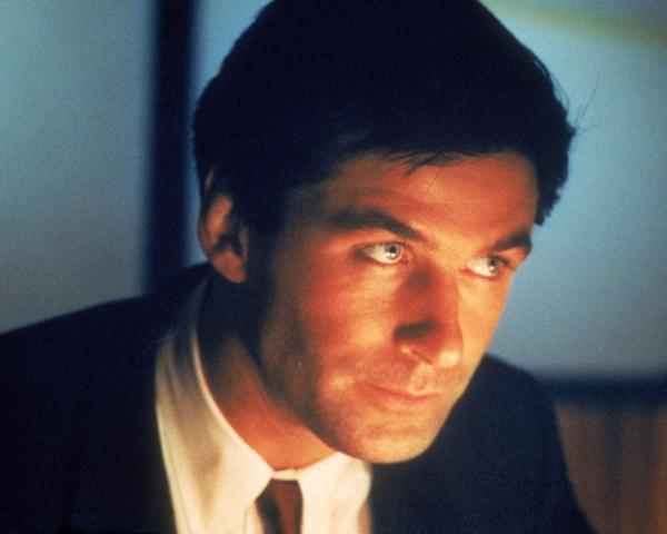 Bild 1 von 8: Um die Übergabe des U-Boots zu verhindern, schmuggeln die Sowjets einen KGB-Saboteur an Bord. CIA-Agent Jack Ryan (Alec Baldwin) versucht alles, diesen enttarnen zu können ...