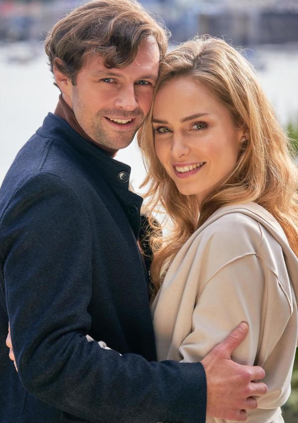 Bild 1 von 16: Im Bild: Obwohl Alice (Hedi Honert) ihren alten Schulfreund Thomas Mills (Orestes Fiedler) wieder trifft und ganz neue Gefühle für den jungen Arzt entdeckt, ist es für sie klar, dass sie nicht in St. Agnes bleiben kann und will.