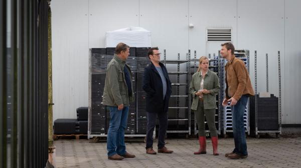 Bild 1 von 7: (v.l.n.r.) Finn Kiesewetter (Sven Martinek); Lars Englen (Ingo Naujoks); Sylvia Segert (Hannah Ley); Torsten Segert (Heiko Ruprecht)