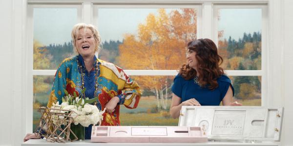 Bild 1 von 5: Deborah Vance (Jean Smart, l.) beweist ihr Talent nicht nur auf der Bühne, sondern auch im Teleshopping, wo sie zusammen mit Katie (Kara Luiz, r.) geschickt ihre Produkte verkauft.
