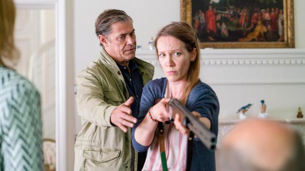 Bild 1 von 17: Im Bild: Finn (Sven Martinek, l.) versucht die Situation zu entschärfen. Er will, dass Klara Siebert (Klara Manzel, r.) das Gewehr weglegt.