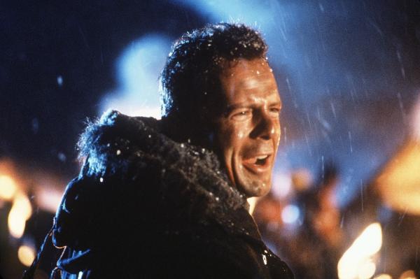 Bild 1 von 3: Polizist John McClane (Bruce Willis), der eigentlich nur seine Frau vom Flughafen abholen wollte, nimmt den Kampf gegen eine hochgerüstete Terrorgruppe auf, die den Flughafen in ihrer Gewalt hat...