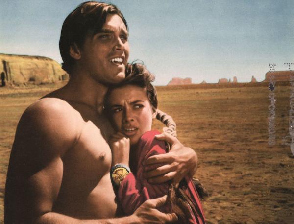 Bild 1 von 3: Medium shot of a shirtless Jeffrey Hunter as Martin Pawley holding Natalie Wood as Debbie Edwards.